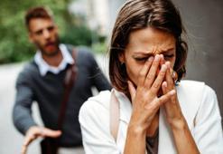 'Eşimi kim dövdü hiçbir fikrim yok' dedi savcılık kitap ve çantayı silah saydı!