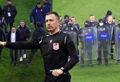 Çevik kuvvet araya girmese... Süper Lig başkanı saha ortasında hakeme saldırdı!