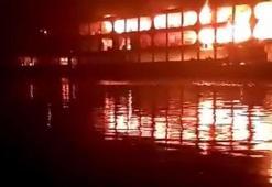 Bangladeş'teki facia dünyayı şok etti! Feribot yangınında onlarca kişi yanarak hayatını kaybetti