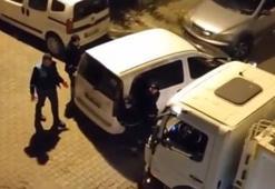 Güngören'de çöp arabası yoldan geçemedi, işçiler yolu böyle açtı!