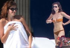Cindy Crawford'un kızı Kaia Gerber plajda tüm dikkatleri çekti!