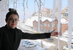 Buz sarkıtlarının boyu 3 metreye ulaştı! Hatıra fotoğrafı çektirdiler