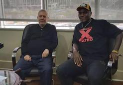 Emenike'den Aziz Yıldırım'a sürpriz ziyaret
