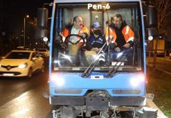 Bakan Varank Pendik'te yeni yıla temizlik işçileri ile girdi