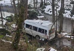 Otomobille çarpışıp dereye uçan tur minibüsündeki 7 kişi yaralandı