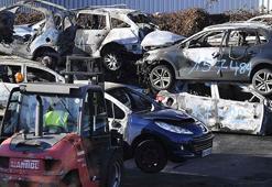 Fransa’da yılbaşı gecesinde 874 araç ateşe verildi