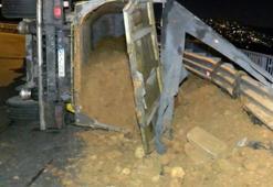 Kontrolden çıkan hafriyat kamyonu devrildi