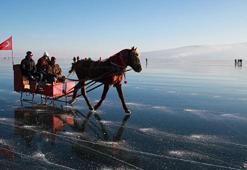 Buz tutan Çıldır Gölü, festival alanı gibi