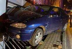 Kadıköy’de olaylı gece! Kontrolden çıkan otomobil iş yerine uçtu...