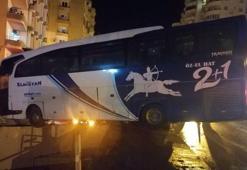 Mersin'de bariyeri aşan yolcu otobüsü, köprüde asılı kaldı