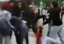 Liseli kızlar saç saça baş başa kavga etti! O anlar kameralarda...