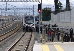 Marmaray'da raylara atlayarak tren altında kalan kadın hayatını kaybetti