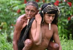 Amazon yerlisi babasını aşı için altı saat sırtında taşıdı, sosyal medyada viral oldu