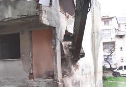 Esenyurt'ta mahallelinin korkusu haline gelmişti! Metruk bina yıkıldı