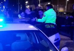 Yayaya çarpıp "Kralı gelsin" dedi, taşkınlık çıkarınca gözaltına alındı