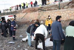 Servis midibüsü tren yoluna devrildi! Çok sayıda yaralı var