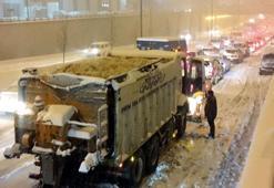 Yoğun kar nedeniyle Tarsus- Adana- Gaziantep (TAG) Otoyolu ulaşıma kapandı! Mahsur kalan 2 bin kişi kurtarıldı