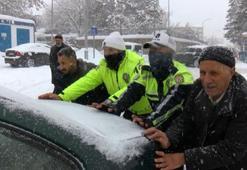Trafik polisleri yolda kalan araçları iterek sürücülere yardım etti