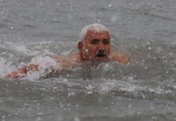 Buz Adam eksi 2 derecede denize girdi, kar banyosu yaptı