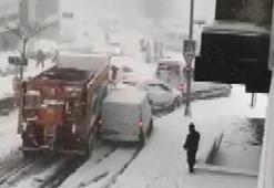 Kayan kar küreme aracı 4 araca çarparak durabildi!