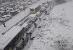 Kar yağışı etkili oluyor! Trafik kilitlendi, girişler durduruldu!