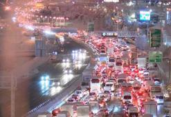 Yoğun kar yağışı İstanbul'u etkisi altına aldı! Vali Yerlikaya yeni kararları açıkladı: 3 gün idari izin...