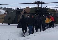 Kar yağdı, yollar kapandı... Helikopterli sevk işlemi...