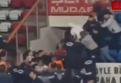 Kadın voleybol liginde şiddet! Su şişesi atıp sahaya girdiler!