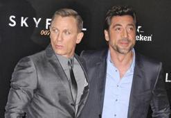 Javier Bardem: Daniel Craig için pastadan kadın kıyafetiyle çıkmıştım!