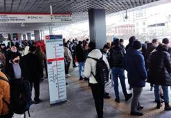 Metro arızalandı, yolcular durakta bekledi