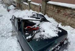 Arnavutköy'de çatıdan düşen kar kütlesi otomobilin tavanını çökertti