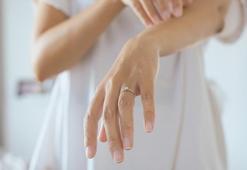 Koronavirüsün yeni belirtisi! Ayırt edilemiyor: El ve ayaklarda ortaya çıkıyor