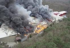 Kemerburgaz'da doğal kaynak suyu dolum tesisinde yangın! Çok sayıda ekip sevk edildi