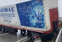 E-5'te feci kaza! TIR yan döndü, trafik kilitlendi