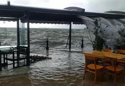 Köyceğiz Gölü taştı, kordondaki iş yerlerinin masa ve sandalyeleri su altında kaldı
