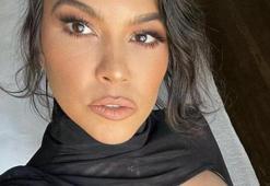 Kourtney Kardashian süper minisiyle yatağa yattı! Beğeni yağdı...