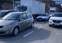 Antalya ile Konya ulaşımına kar engeli! Onlarca araç saatlerdir bekliyor