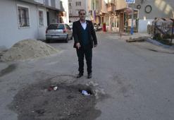 Tekirdağ Çorlu’da yol çöktü, evi fareler bastı