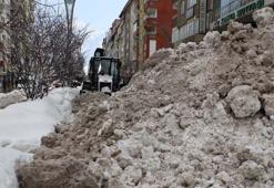 Hakkari’de kar yığınları kamyonlarla şehir dışına taşınıyor