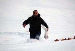 Beline kadar kara battı! Yaban hayvanları için soğuğa aldırmadı!