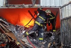 Van'da inşaat malzemesi satılan dükkanda yangın