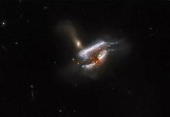 Hubble Uzay Teleskobu, üç galaksinin iç içe geçtiği anı yakaladı