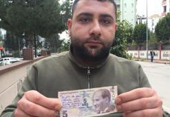 Paranın üzerindeki yazıyı görünce şok oldu! Her yerde onu arıyor:  'Fark etseydim kesinlikle geri verirdim'