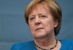 Angela Merkel'e hırsızlık şoku! Yanında koruması varken cüzdanını çaldırdı