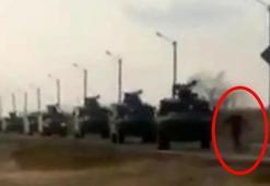 Rus tanklarını tek başına durdurdu! Rus konvoyunun önüne geçti...