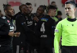 Sivasspor-Beşiktaş maçında damga vurdu! Resmen yıktı geçti, yıllar sonra ilk kez oluyor! Hakemin VAR kararı sonrası...