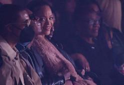 Rihanna katıldığı defileye kıyafetiyle damga vurdu!
