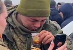 Ukraynalı kadınlardan tarihe geçecek hareket! Rus asker gözyaşlarına boğuldu