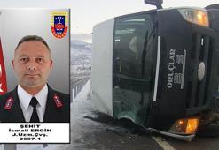 Buzlanan yolda askeri personeli taşıyan servis devrildi: 1 asker şehit oldu, 3 yaralı