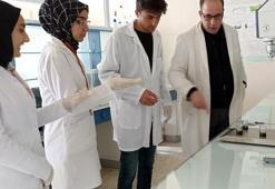 Kız öğrenciler akıllı gaz maskesi üretti
